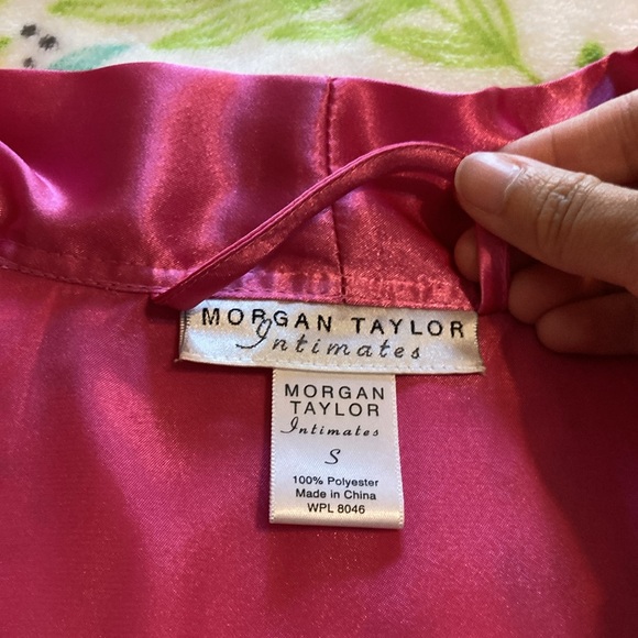 Excellent condition Morgan Taylor Intimates robe - Picture 3 of 10